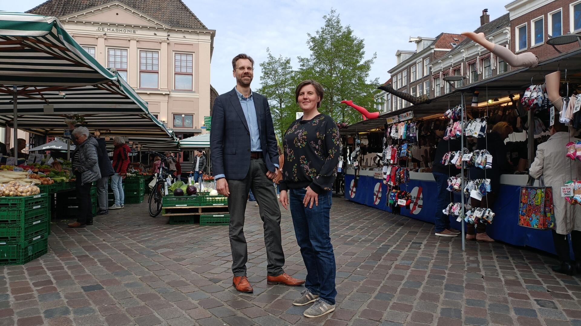 Riemer en Jolanda staan op de markt in Zwolle