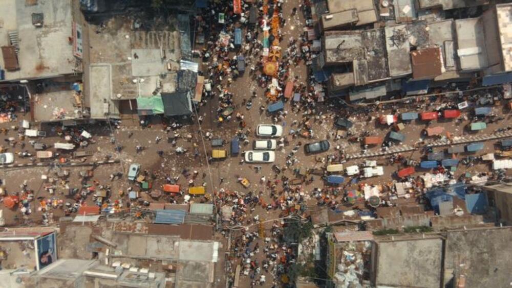 Een beeld uit de film Invisible Demons: een druk kruispunt in India van bovenaf gefotografeerd