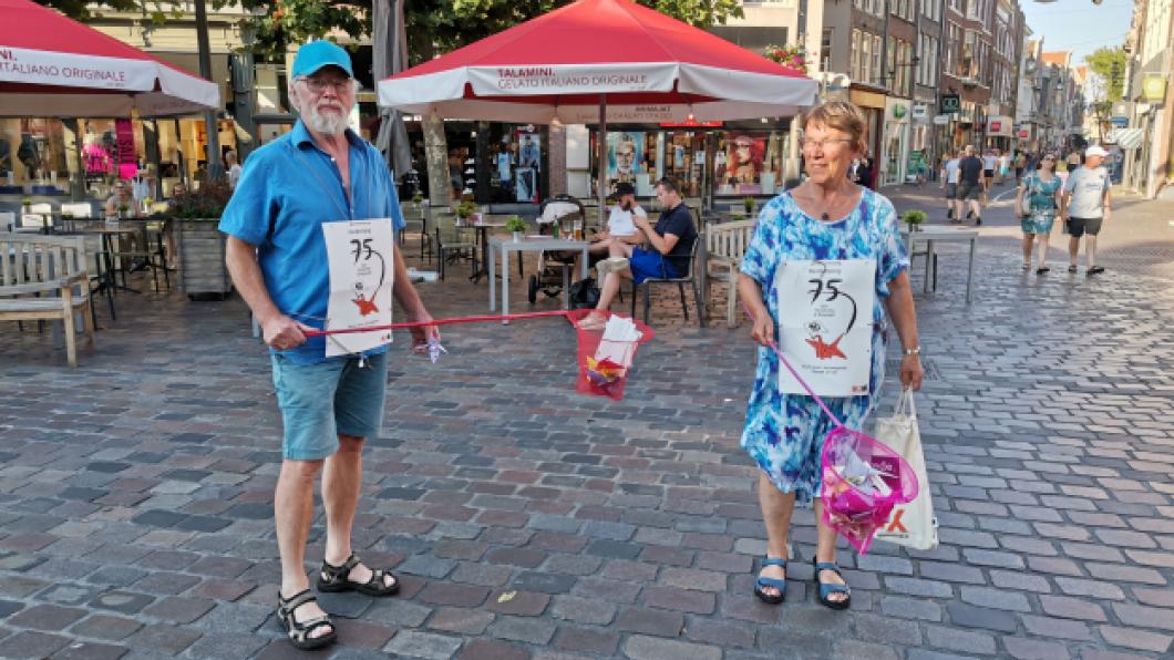 Twee leden van het Vredesplatform op de Grote Markt