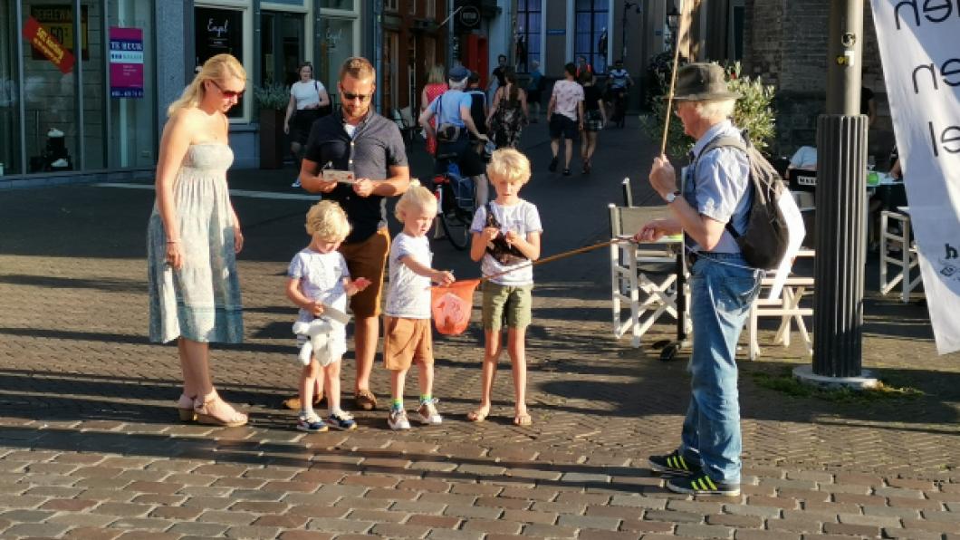 Drie kinderen kiezen een mooie kraanvogel uit.