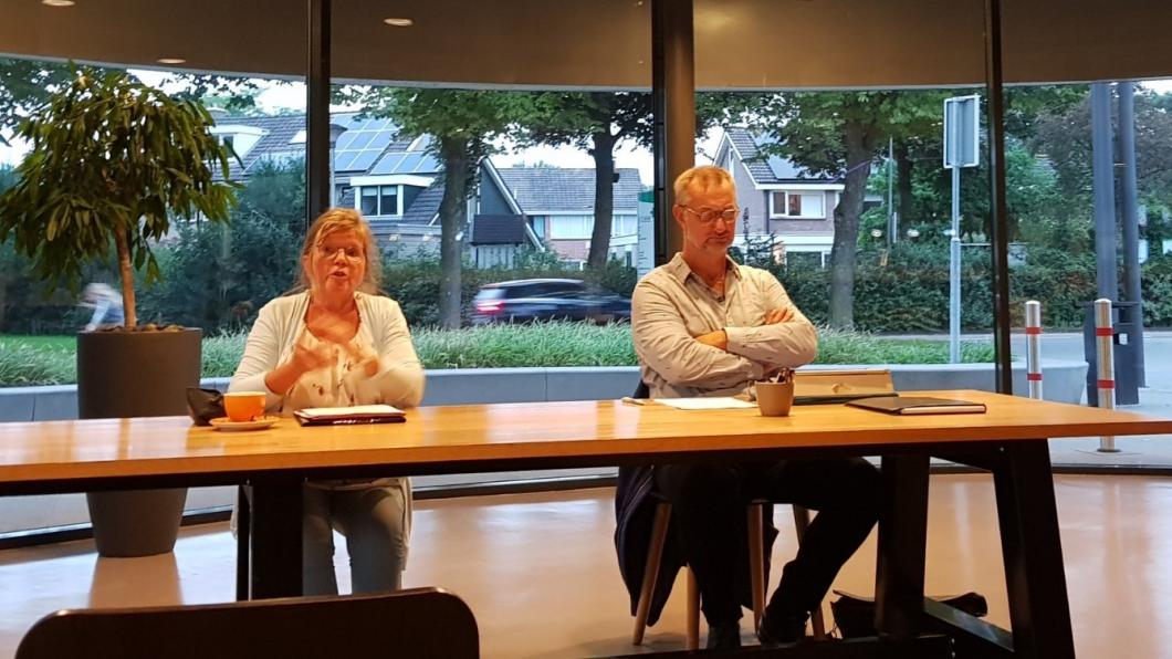 Twee leden van GroenLinks Dalfsen tijdens de vergadering