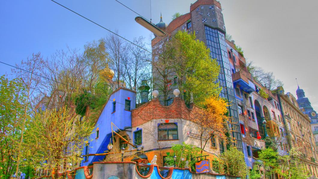 De bonte gevel van het Hundertwasserhaus in Wenen
