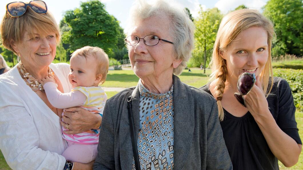 Vier generaties vrouwen: van baby tot senior