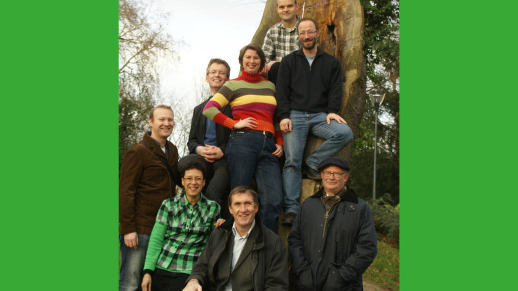 Het team van GroenLinks/De Groenen. Midden voor Hennie Kenkhuis, lachend naar de camera.