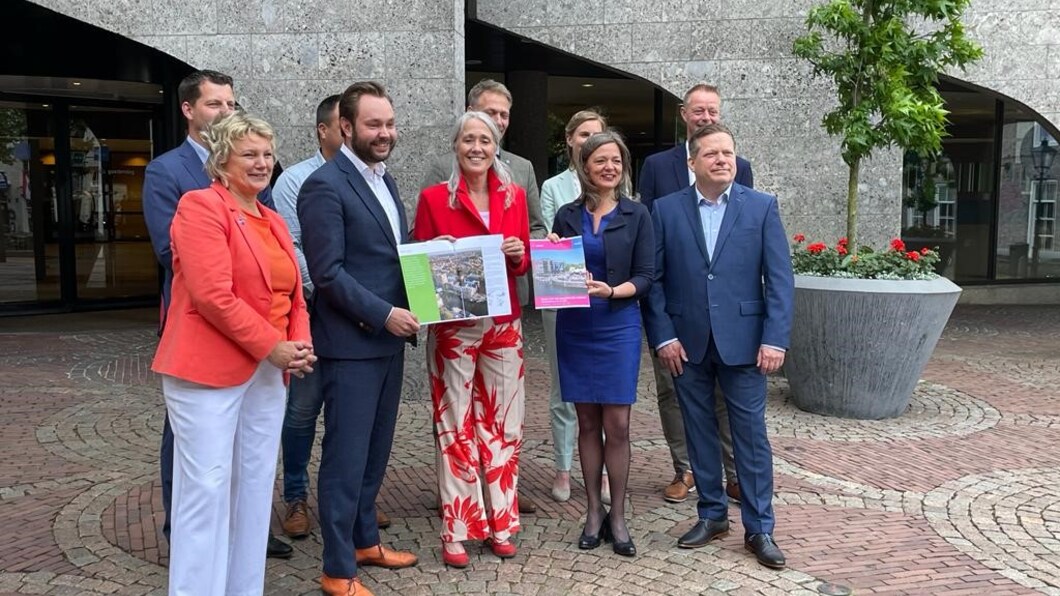 De fractievoorzitters en wethouders presenteren het coalitieakkoord