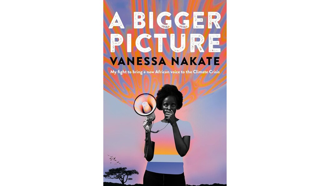 De cover van het book A Bigger Picture, waarop een zwarte jonge vrouw in een megafoon spreekt