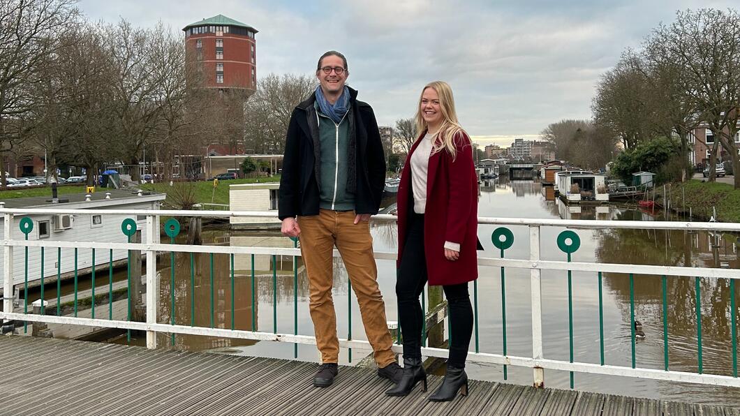 Eildert Noorda en Esmee Pater staan op de Schoenkuipenbrug. Op de achtergrond zijn water en de Zwolse watertoren in beeld