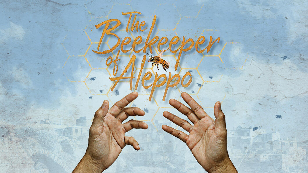 De cover van het boek The Beekeeper of Aleppo, met twee handen die naar een bij uitstrekken