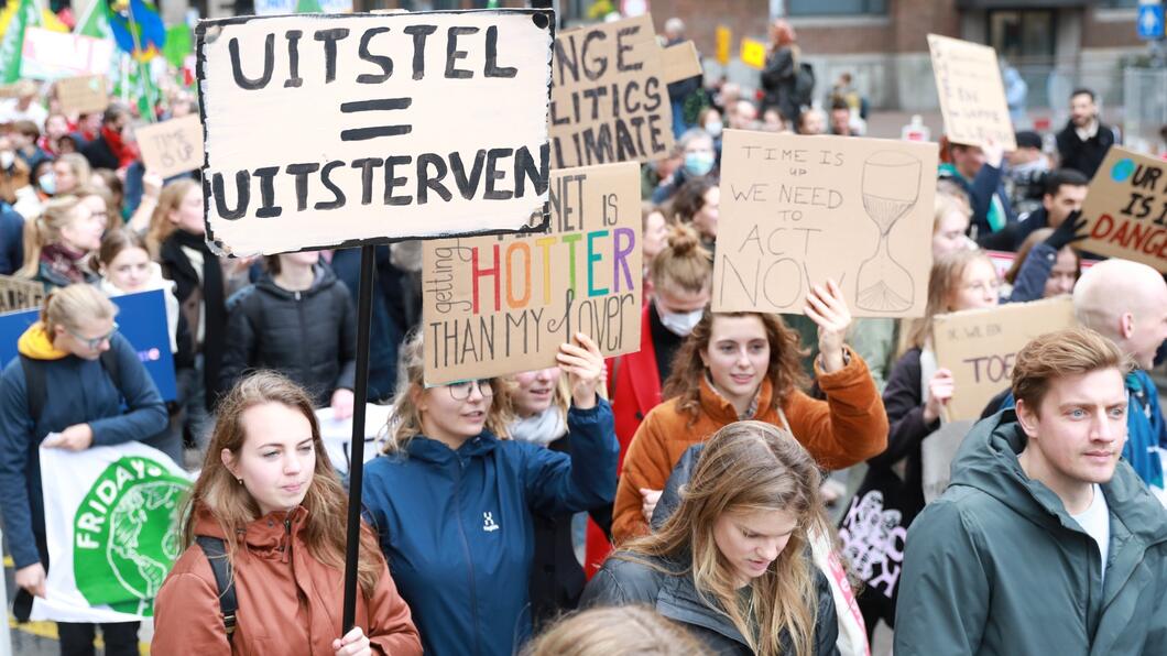 Jongeren met protestborden over klimaatverandering