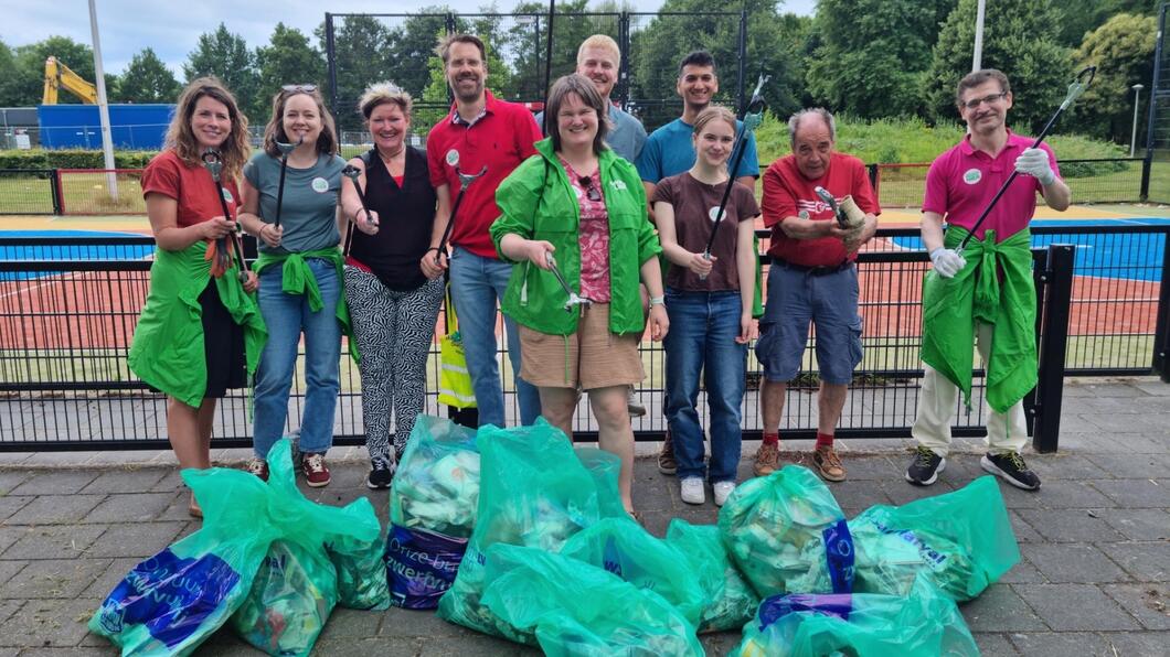 Een groep vrijwilligers van GroenLinks-PvdA met grijpers en vuilniszakken