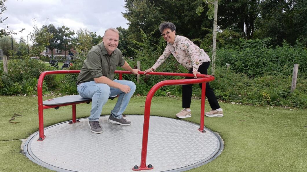 Patrick en Margriet bij een rolstoeltoegankelijke draaimolen