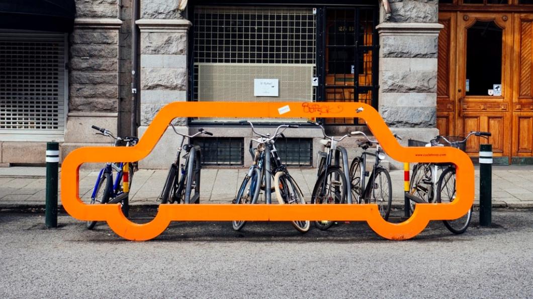 Een fietsenstalling in Malmö, Zweden laat zien hoe weinig ruimte fietsen innemen in vergelijking met geparkeerde auto's