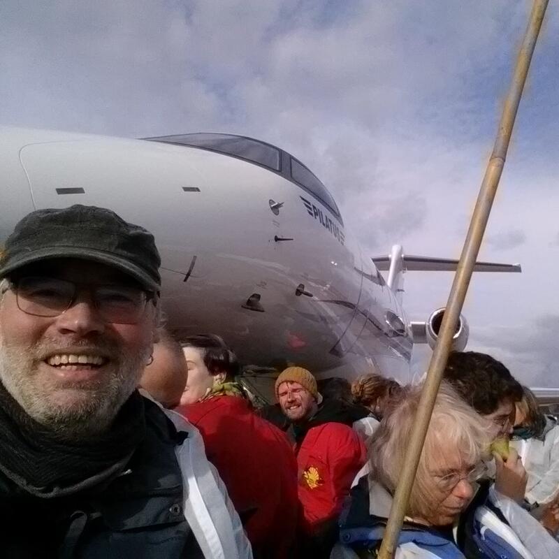 Martin in actie bij XR. Samen met anderen zit hij bij een vliegtuig. 