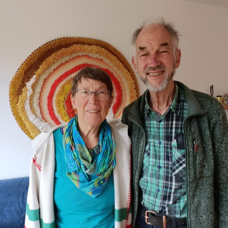 Marlies en Sytse staan naast elkaar. Op de achtergrond hangt een kunstwerk aan de muur