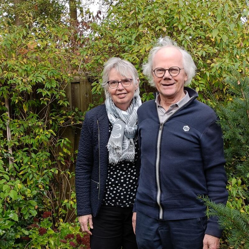 Jan en Gery Woltinge in hun achtertuin tussen de bomen