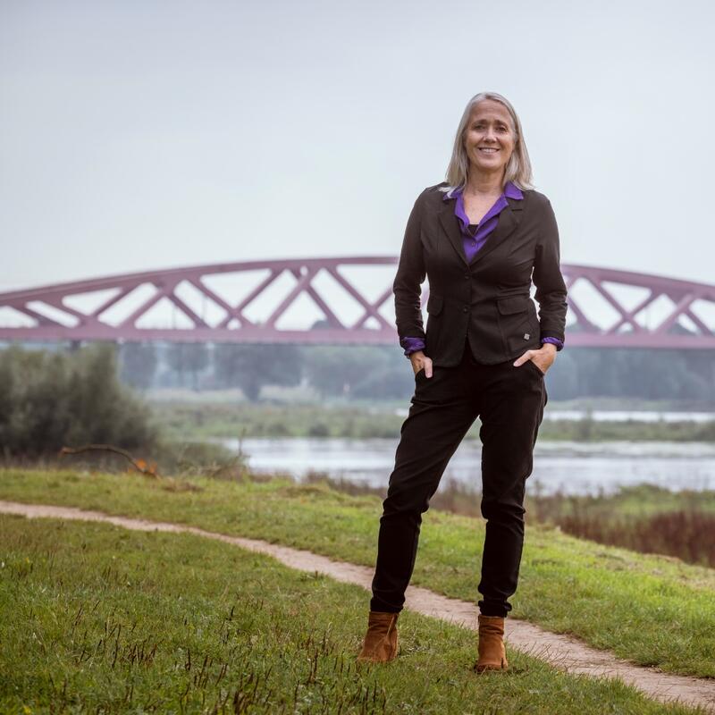 Anja Roelfs voor de spoorbrug over de IJssel