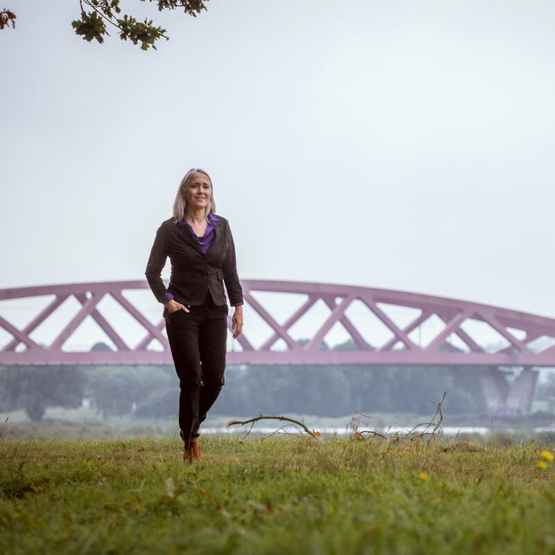 Anja Roelfs loopt langs de IJssel