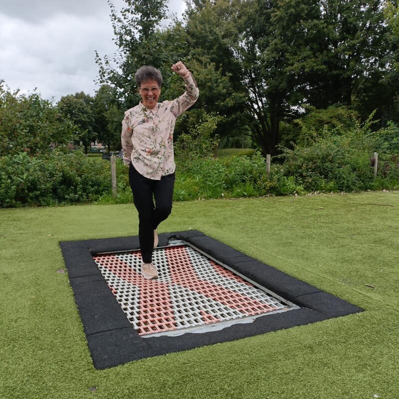 Margriet op een rolstoeltoegankelijke trampoline