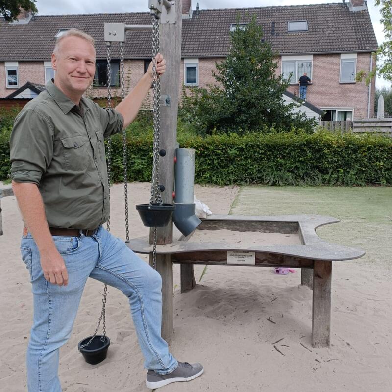 Patrick bij een speeltoestel
