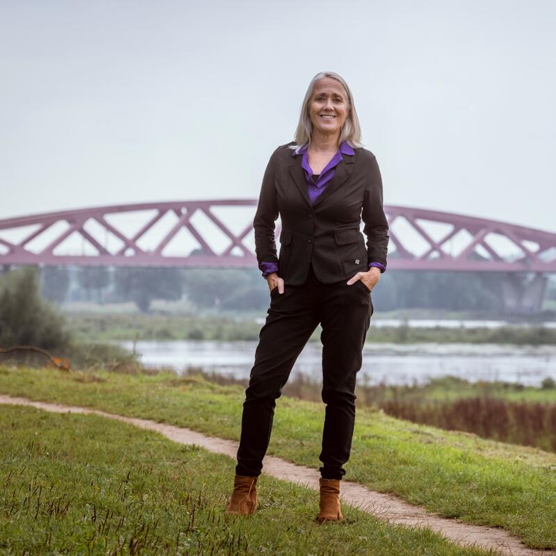 Anja Roelfs met op de achtergrond de IJsselbrug
