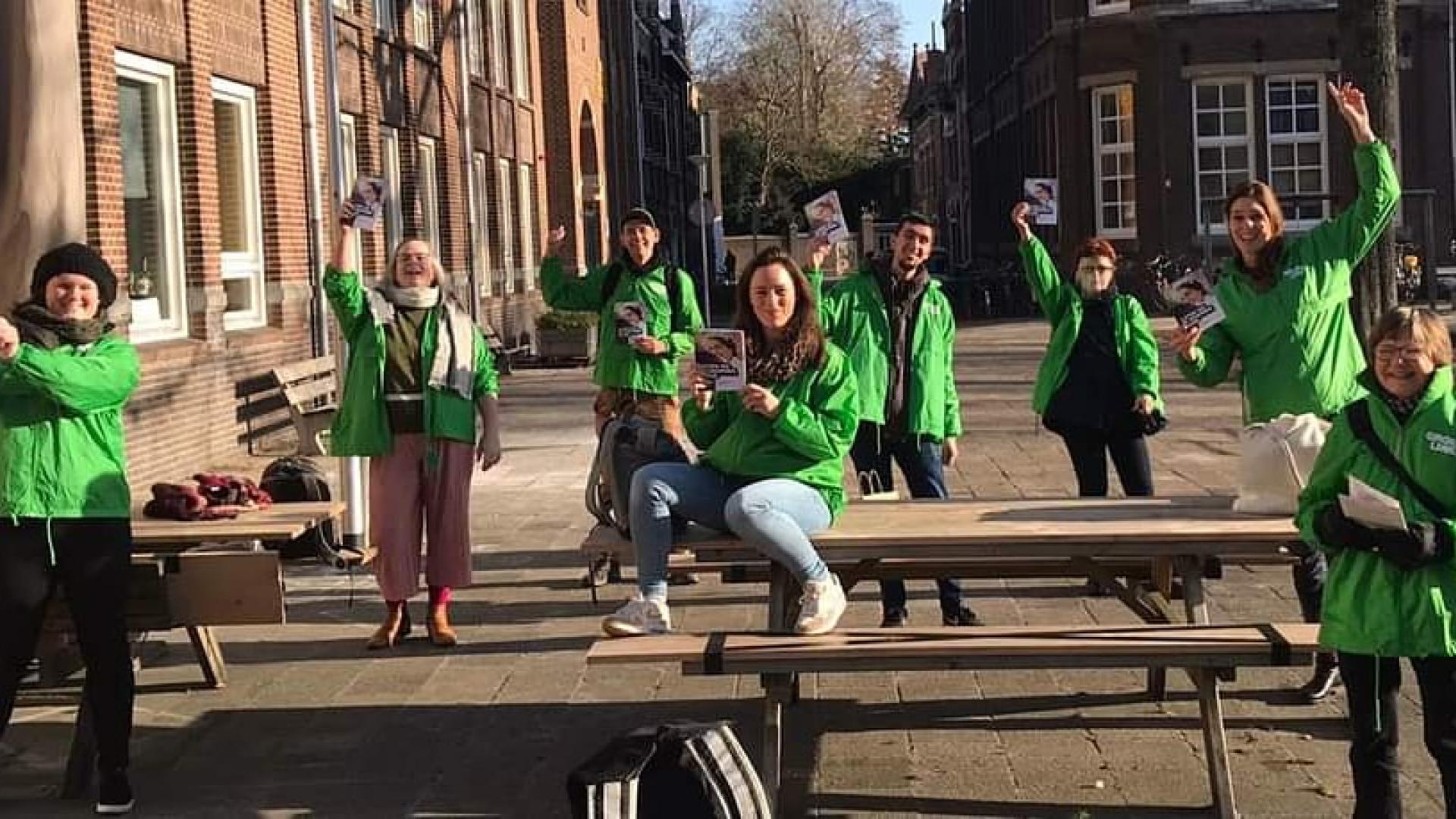Vrijwilligers met GroenLinks-jassen aan en flyers in de hand