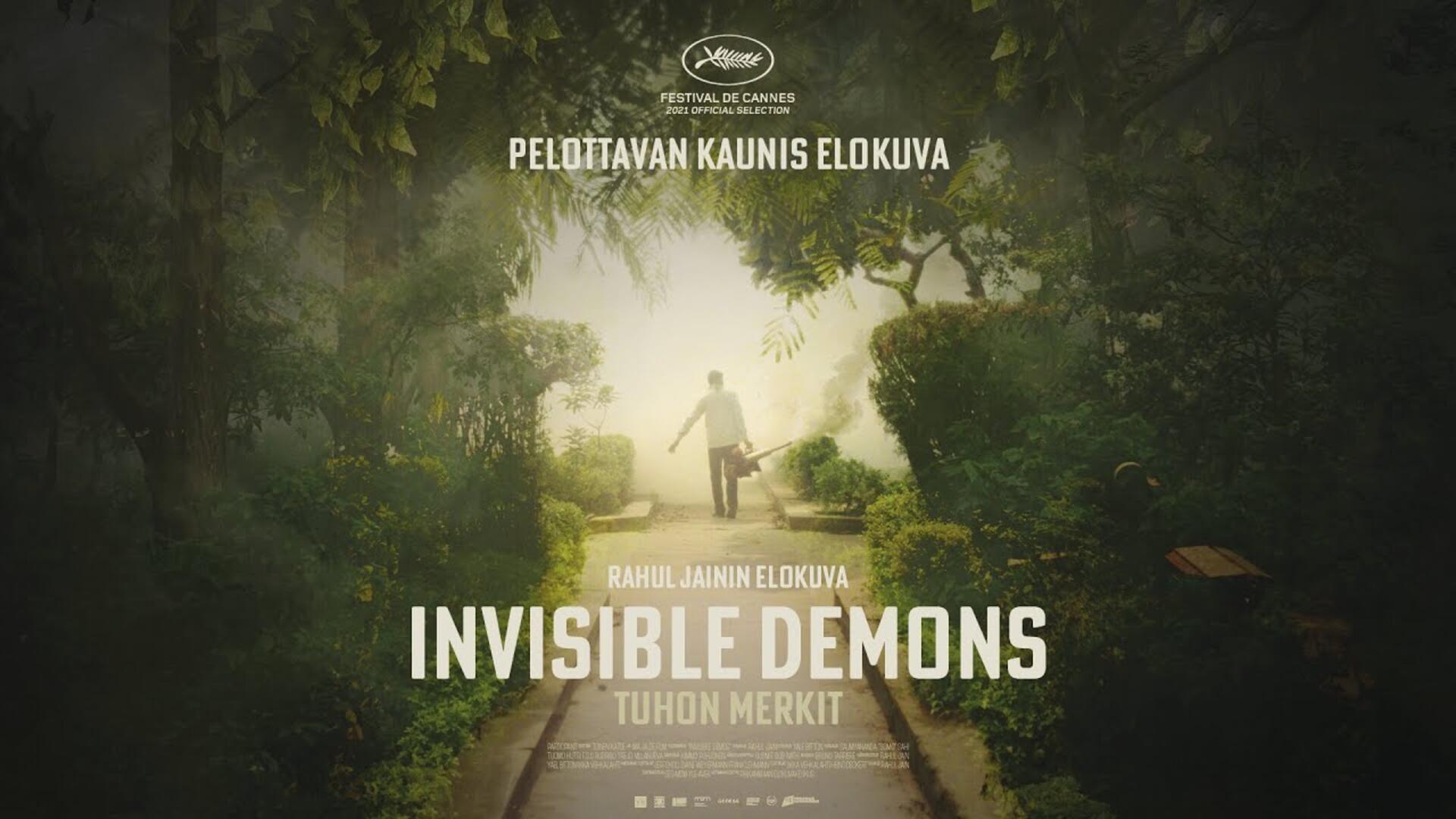 Filmposter van Invisible Demons: een man loopt vanuit een groen, begroeid pad naar een achtergrond vol rook
