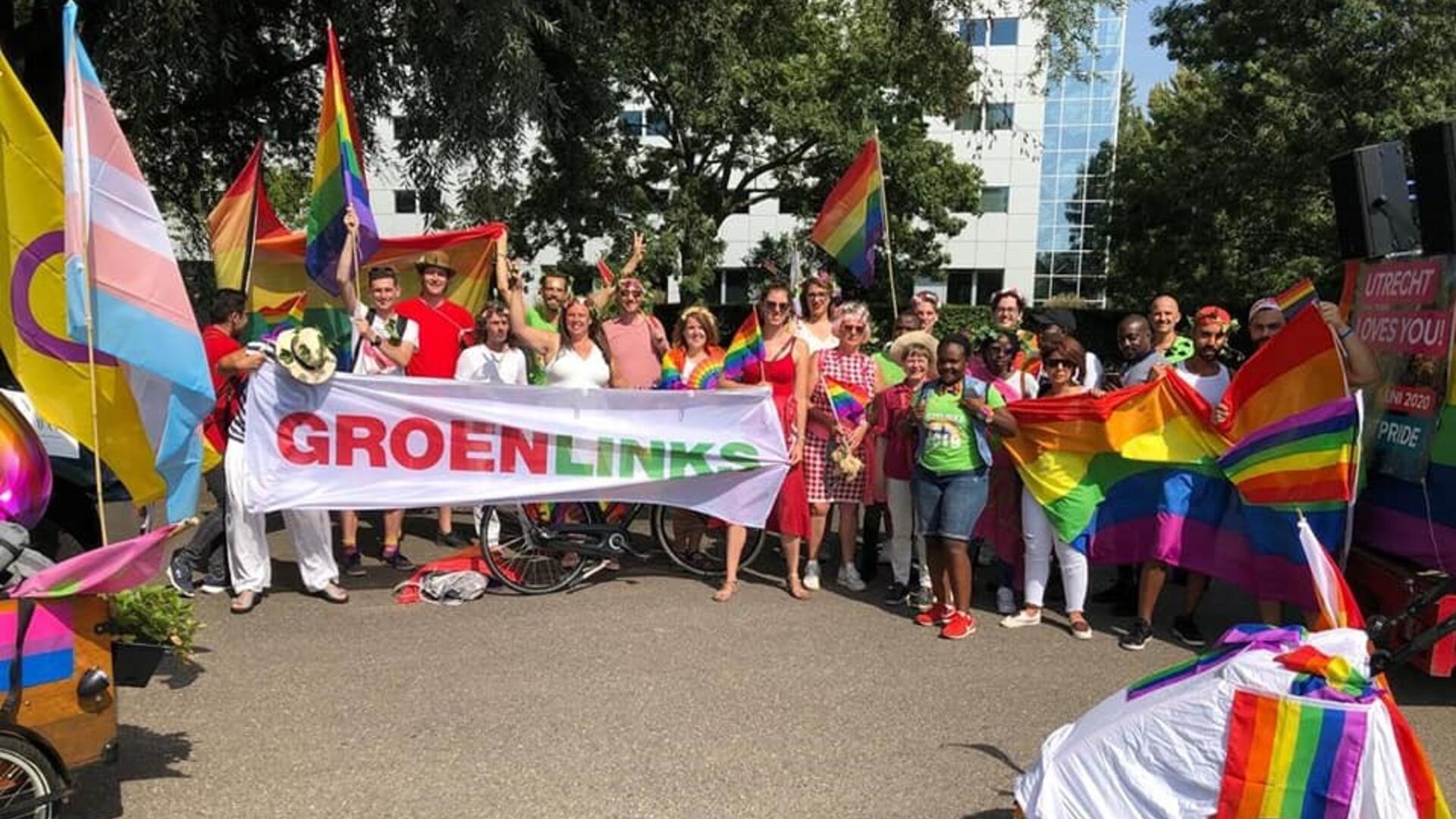 Een groen GroenLinksers bij de vorige Zwolle Pride. Ze zijn in bonte kleuren uitgedost en dragen een spandoek met 'GroenLinks' erop