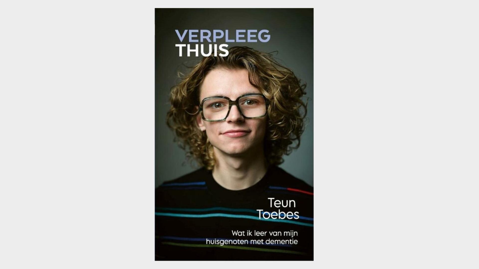 Cover van het boek Verpleegthuis, met een portretfoto van Teun Toebes