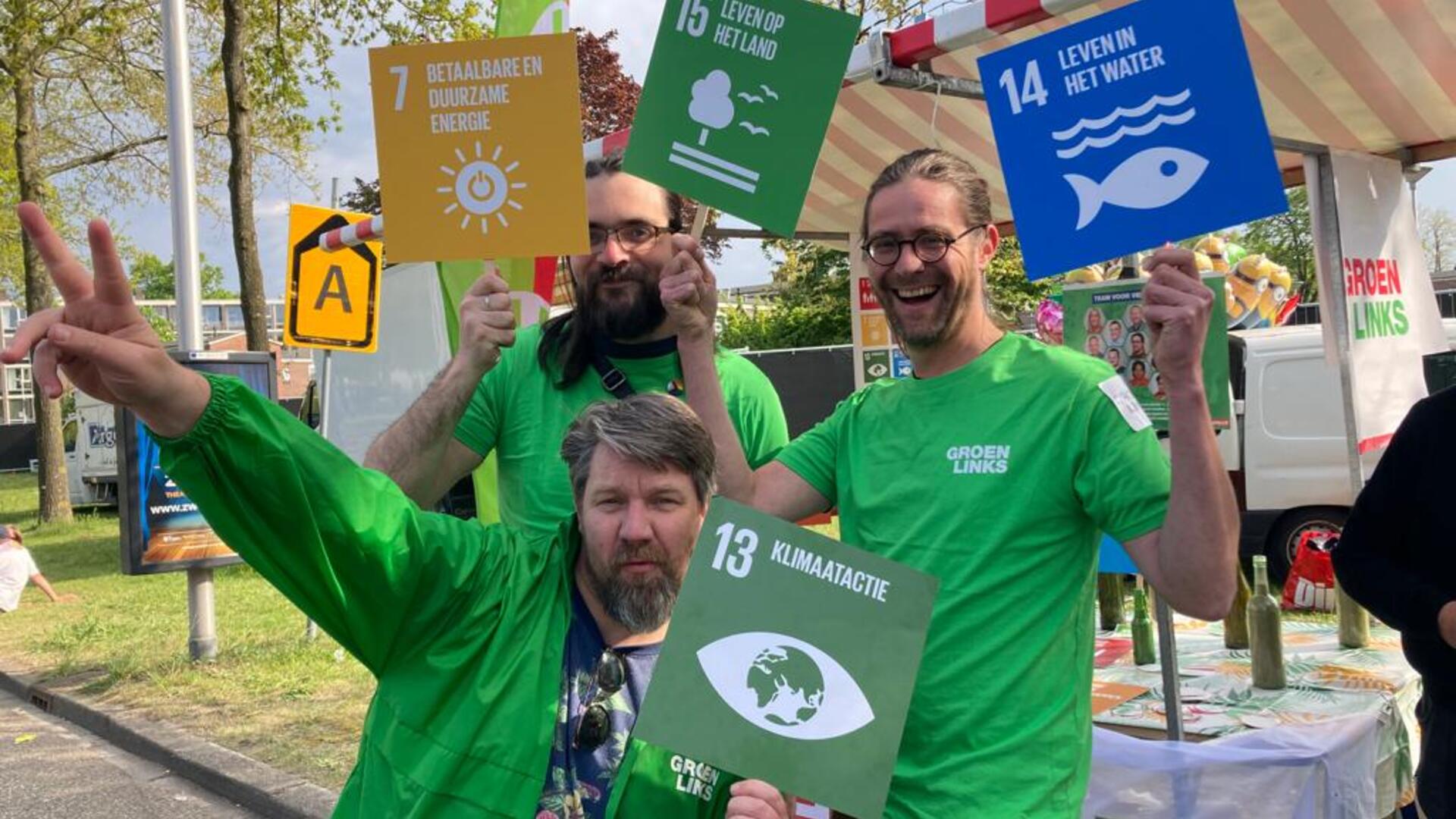 Drie vrijwilligers van GroenLinks op het bevrijdingsfestival