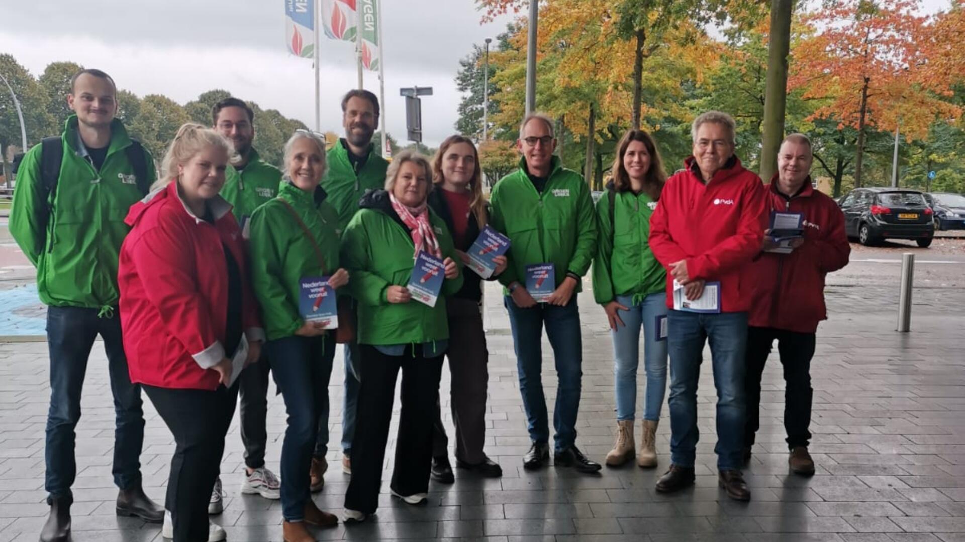 Een groep vrijwilligers van GroenLinks en PvdA bij elkaar