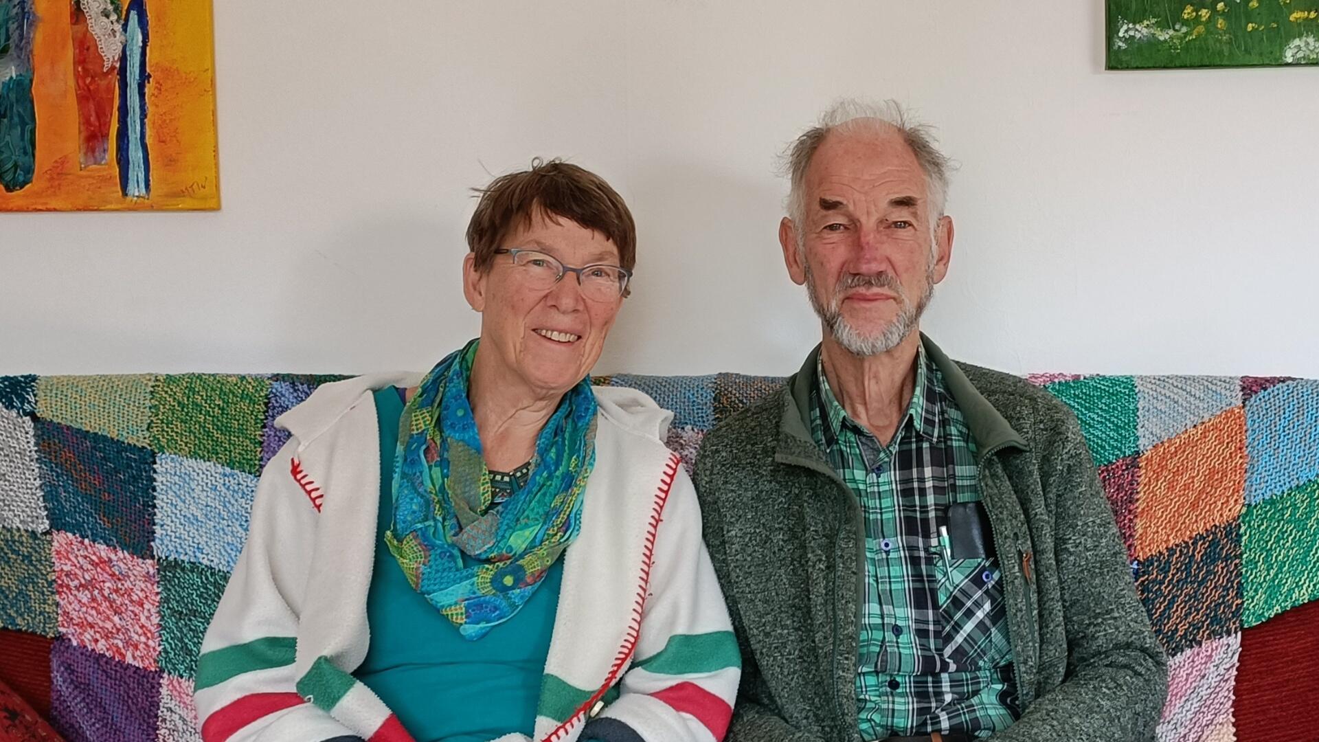 Marlies en Sytse Tjallingii zitten naast elkaar op een bank