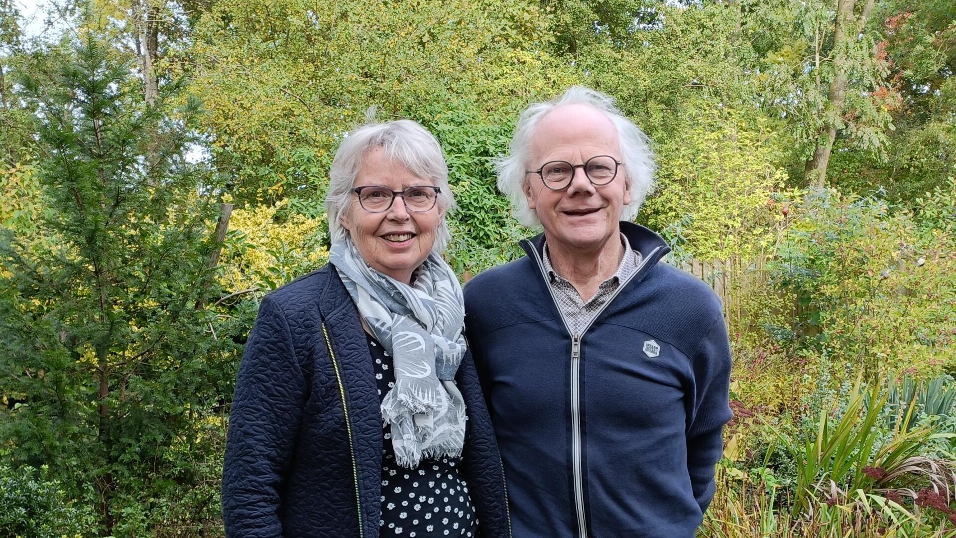 Jan en Gery Woltinge staan in hun achtertuin tussen het groen