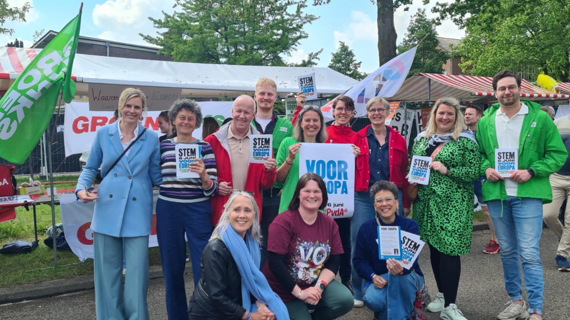 Een groep vrijwilligers van GroenLinks en PvdA op het bevrijdingsfestival