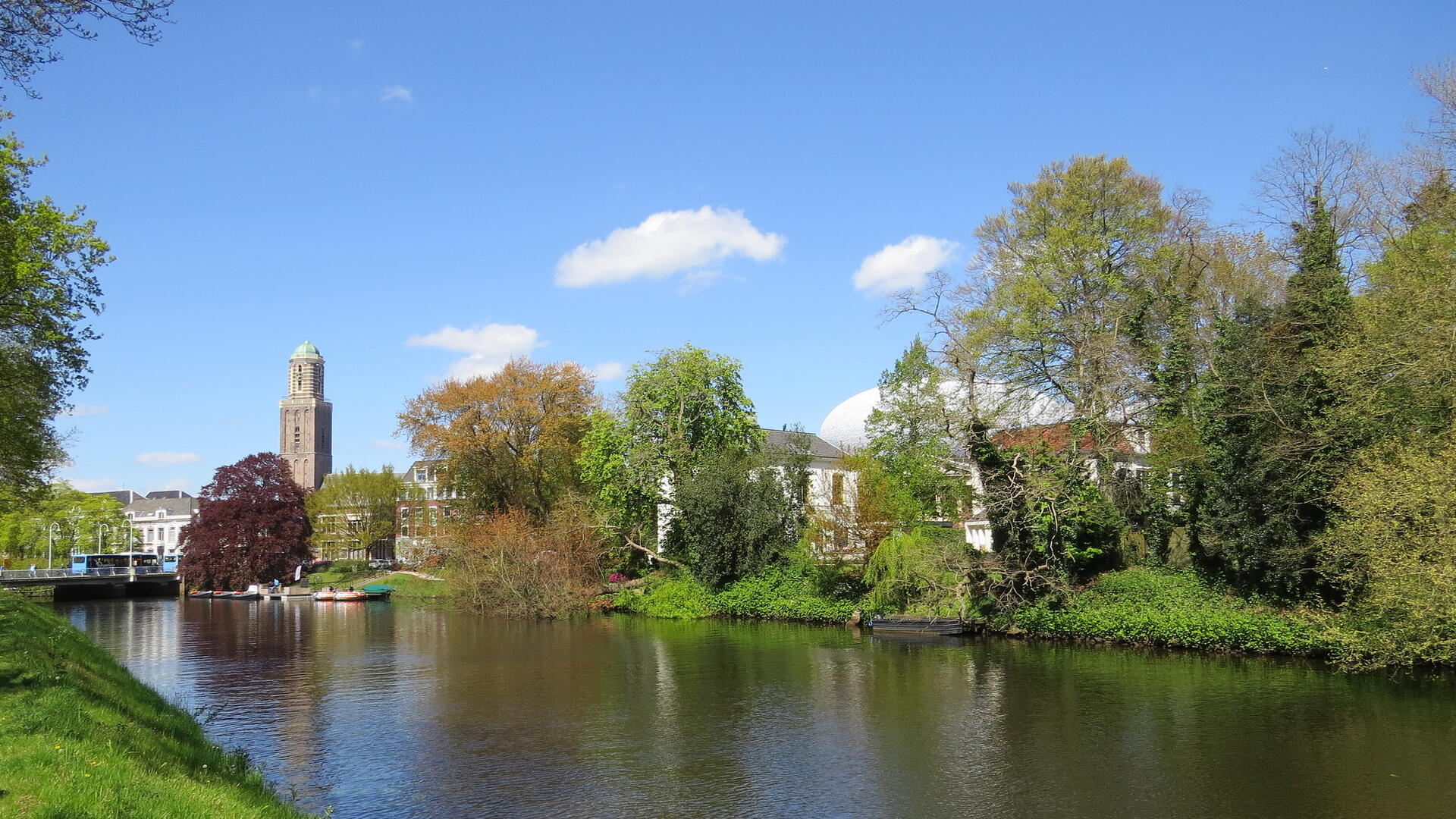 De stadsgracht van Zwolle met de peperbus op de achtergrond
