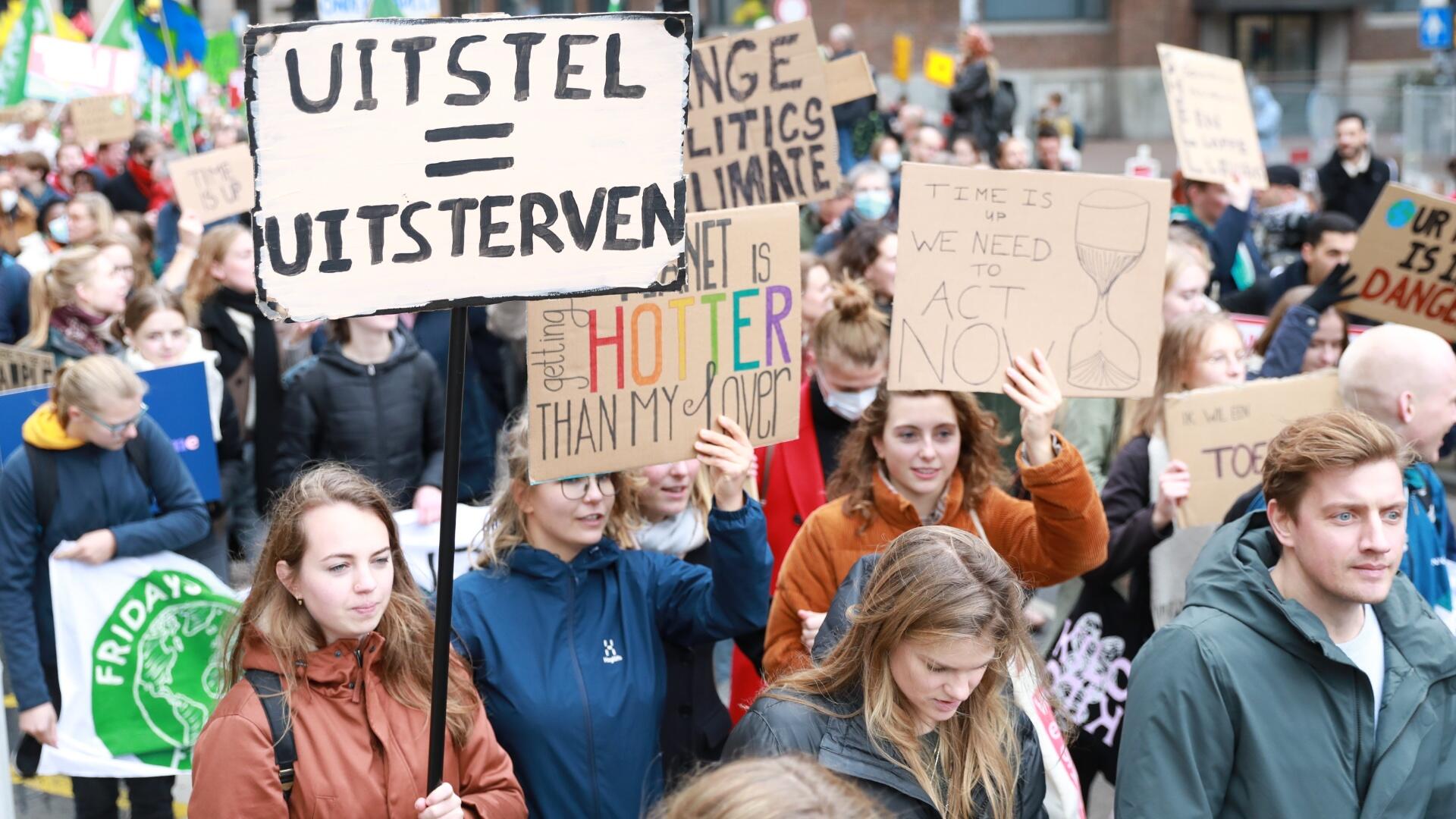 Jongeren met protestborden over klimaatverandering