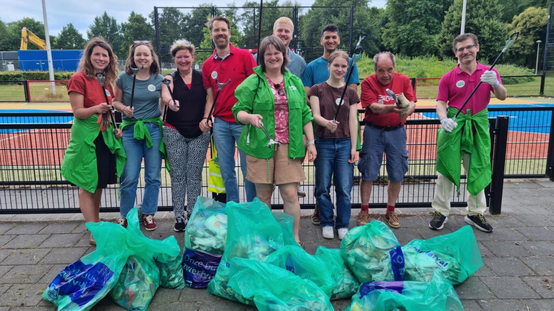 Een groep vrijwilligers van GroenLinks-PvdA met grijpers en vuilniszakken