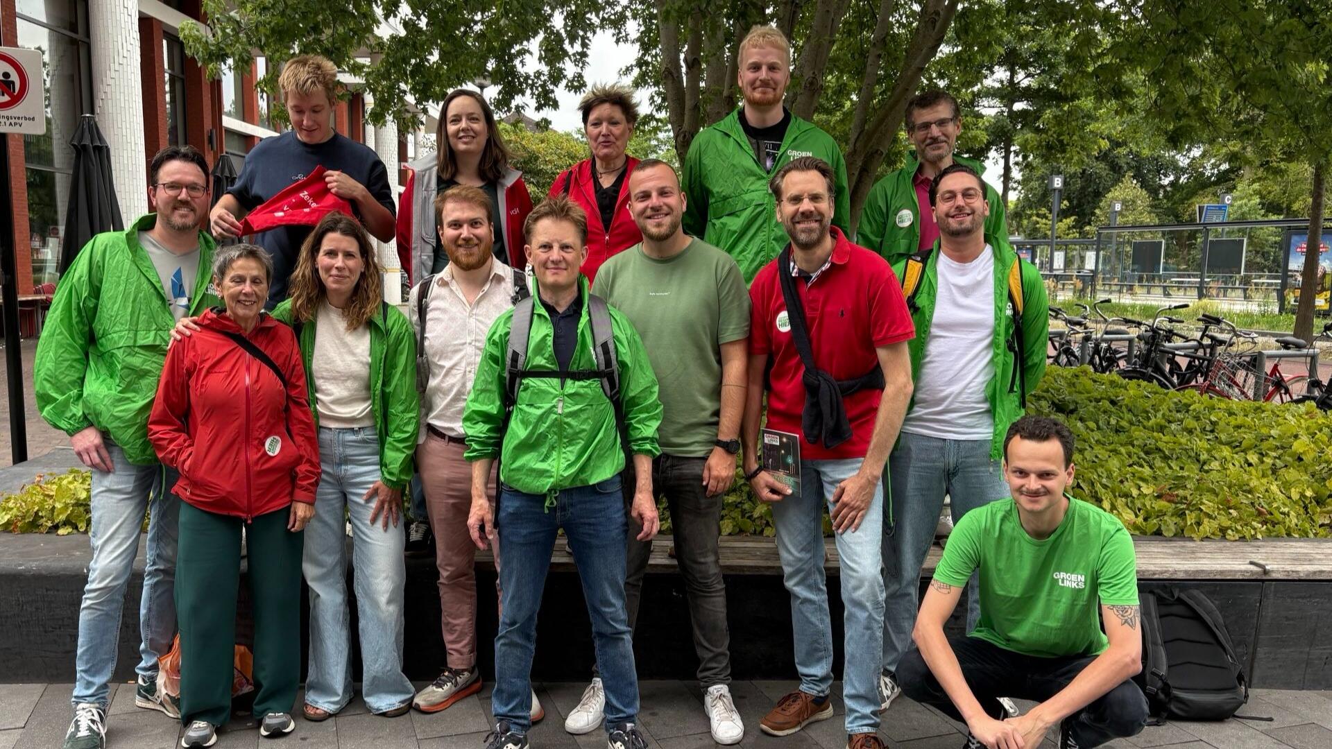 Een groep vrijwilligers van GroenLinks-PvdA met rode en groene kleding aan