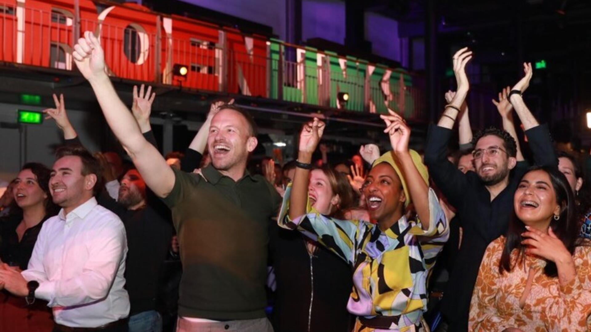 Leden van GroenLinks en PvdA vieren een verkiezingsuitslag