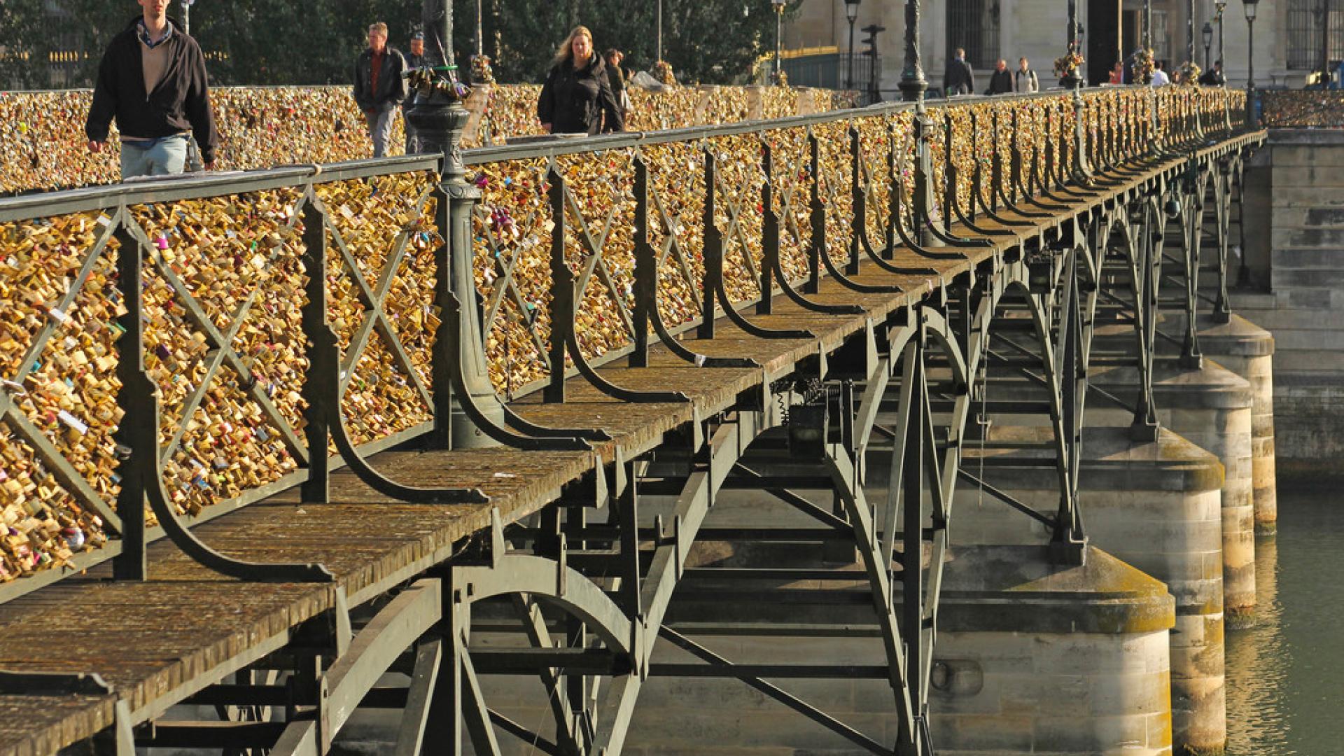 slotjesbrug Parijs zijkant.jpg